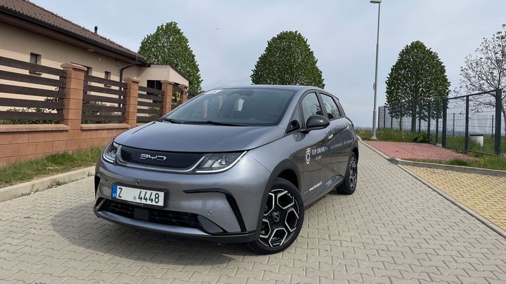 Čína dá lidem peníze, když si vymění staré auto za nové. Na elektroauto čtyřikrát víc