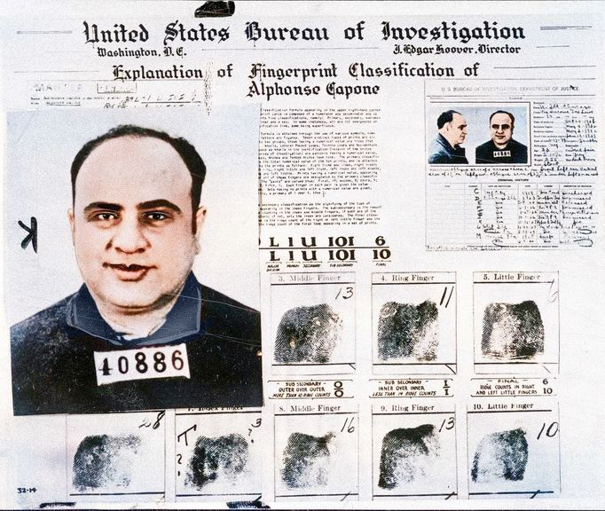 Al Capone na indexovém listu Federálního úřadu pro vyšetřování (FBI), rok 1933. Kolorováno.