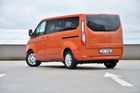 V oranžové barvě navíc osobní dodávka Fordu boduje povedeným designem.