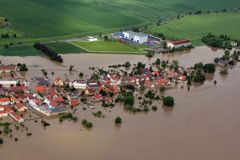 Účet za záplavy: 15 životů a škody za desítky miliard
