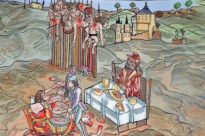 Vlad III, známý jako Napichovač, sleduje narážení obětí na kůl, zatímco obědvá. Německá ilustrace z 15. století zobrazuje jeho kruté praktiky. Kompozice byla upravena AI.