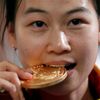 Zlatá olympijská čínská střelkyně Siling Yiová po vzduchové pušce na 10 metrů na OH 2012 v Londýně.