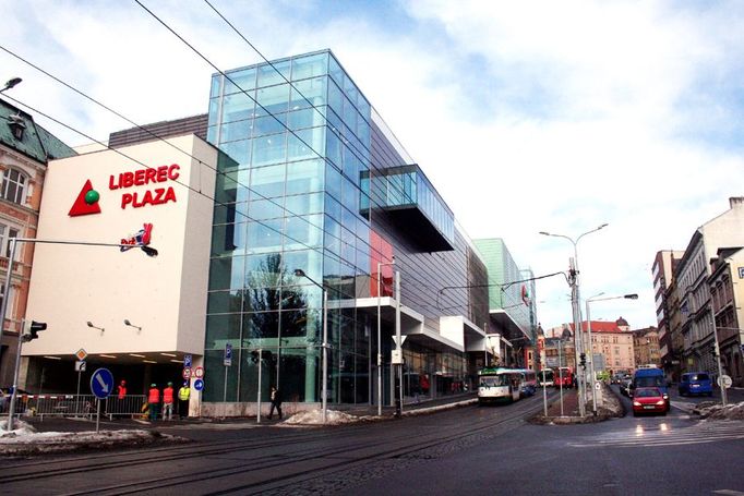 Obchodní centrum Plaza Liberec. I to zůstane během mistrovství prázdné. Investor nestihl otevřít včas, údajně dodavatel nedodal speciální stavební materiály. Proti jeho stavbě liberečané protestovali, chtěli zde park. Pod petici se podepsalo více jak pět tisíc lidí. Radní ale neslyšeli.