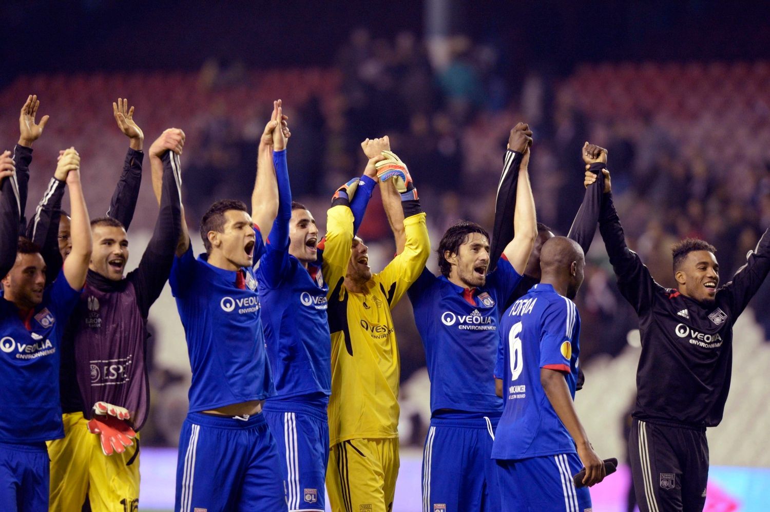 Fotbalisté Olympique Lyon slaví vítězství v utkání proti Athleticu Bilbao v Evropské lize 2012/13.