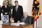 Někdejší první a současně poslední sovětský prezident Michail Gorbačov se 24. února 2011 podepisuje do návštěvní knihy prezidentského paláce Bellevue v Berlíně. Nad ním stojí německý prezident Christian Wulff se svou manželkou Bettinou.