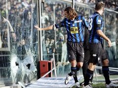 Hráči Atalanty Bergamo Cristiano Doni a Antonio Langella kontrolují rozbité sklo na stadionu. Začátkem listopadu zasáhlo italské stadiony násilí.