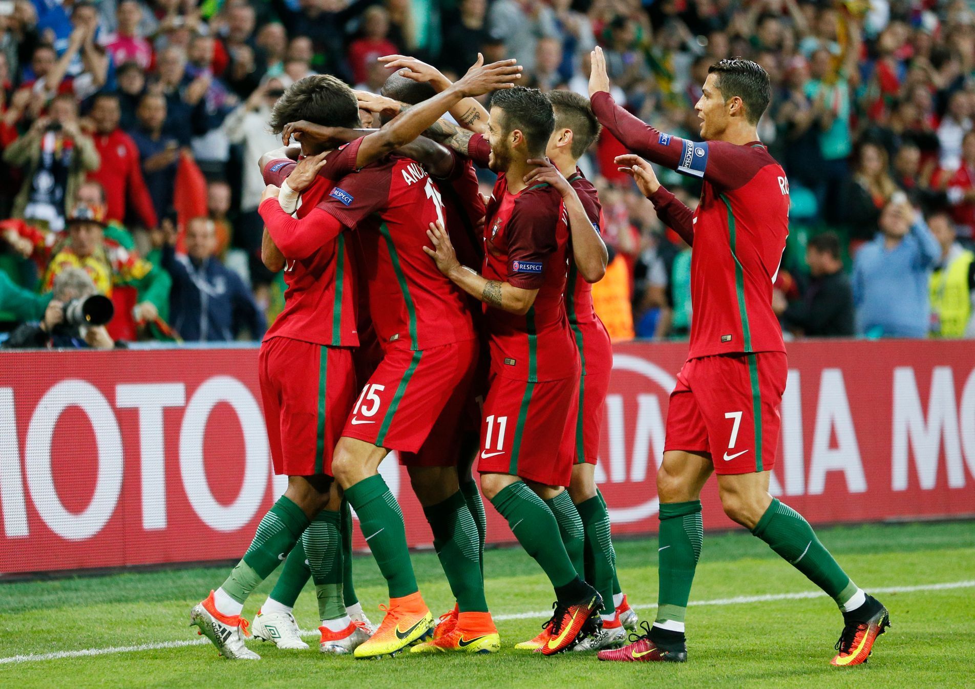 Euro 2016, Portugalsko- Island: Portugalci slaví gól na 1:0