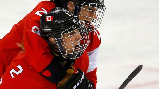 Radost kanadských hokejistek po brance Agosta-Marcianové do sítě USA