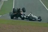 Jos Verstappen býval pěkný divoch. Takhle v GP Brazílie při předjíždění o celé kolo "odstavil" lídra závodu Juan-Pablo Montoyu.