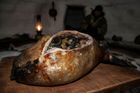 Kiviak je tradiční fermentovaný pokrm severogrónských Inuitů, připravovaný z malých mořských ptáků – alkounů tlustozobých. Stovky těchto ptáků se vkládají v celku (včetně peří a vnitřností) do vyprázdněné tulení kůže, která se zašije, zatíží kameny a nechá fermentovat po dobu 3 až 7 měsíců. Výsledný pokrm se konzumuje syrový při výjimečných příležitostech, jako jsou svatby, Vánoce či slavnosti. Chuť bývá popisována jako intenzivní, ostrá a připomínající zrající sýr nebo zvěřinu. Pokud fermentace neprobíhá správně, hrozí riziko otravy.