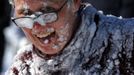 Massachusetts Institute of Technology student Erica Simmoms is covered in snow during a snow ball fight between MIT and Harvard University students in Cambridge, Massachusetts February 10, 2013 following a winter blizzard which dumped up to 40 inches of snow with hurricane force winds, killing at least nine people and leaving hundreds of thousands without power. REUTERS/Brian Snyder (UNITED STATES - Tags: ENVIRONMENT) Published: Úno. 10, 2013, 7:12 odp.