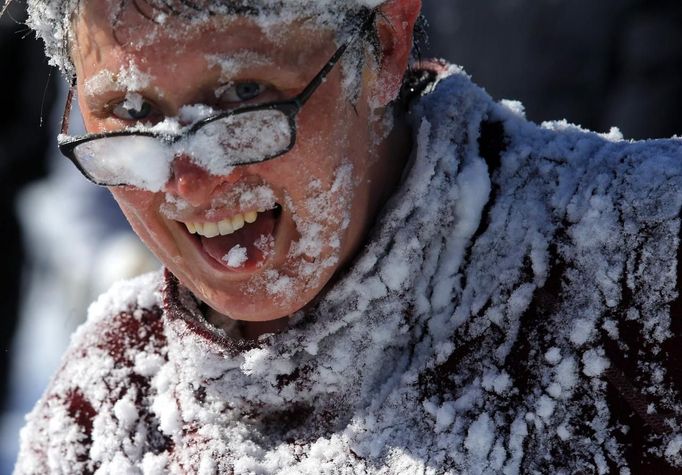 Massachusetts Institute of Technology student Erica Simmoms is covered in snow during a snow ball fight between MIT and Harvard University students in Cambridge, Massachusetts February 10, 2013 following a winter blizzard which dumped up to 40 inches of snow with hurricane force winds, killing at least nine people and leaving hundreds of thousands without power. REUTERS/Brian Snyder (UNITED STATES - Tags: ENVIRONMENT) Published: Úno. 10, 2013, 7:12 odp.