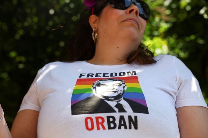 Žena s tričkem Freedoom OrBan.