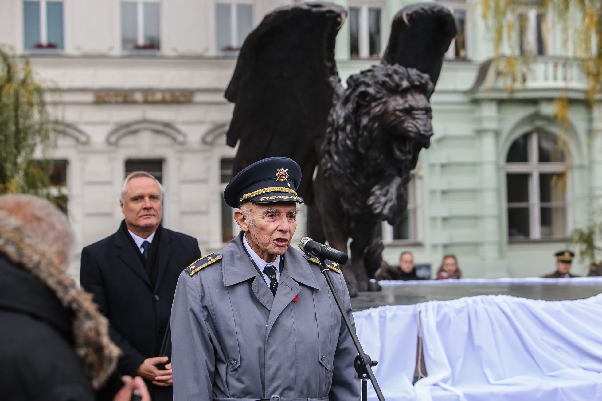 Odhalení pamětní desky Čechoslovákům bojujícím v RAF na památníku na Klárově v Praze