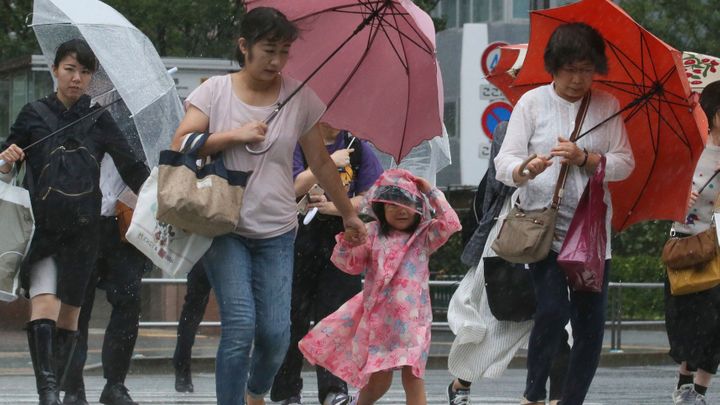Jihozápad Japonska zasáhl tajfun Francisco, úřady varují před záplavami