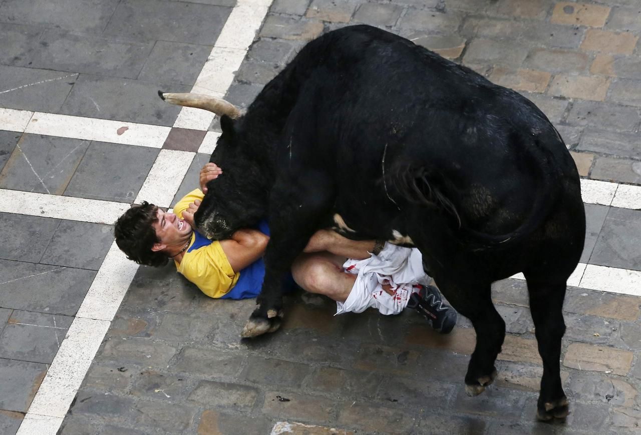 Pamplona - býk nabíral běžce na rohy