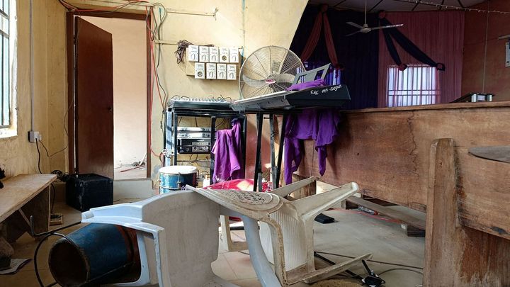 Při útoku na katolickou školu v Nigérii unesli ozbrojenci 215 dětí a 12 učitelů