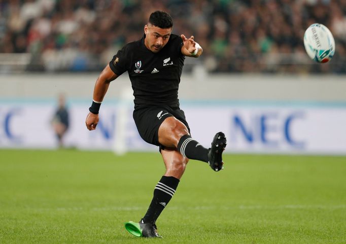 Čtvrtfinále MS v ragby 2019, Nový Zéland - Irsko: Richie Mo'unga proměňuje konverzi po první pětce All Blacks.