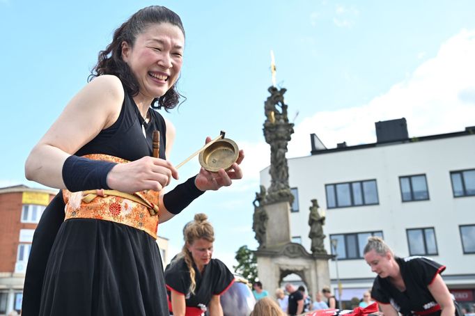 Vystoupení japonské bubenice Mihoko Umemury alias Ume se skupinou Wadaiko YosaYosa.