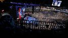 Guests (L) watch the convention from the upper deck of the arena during the first session of the Democratic National Convention in Charlotte, North Carolina, September 4, 2012. REUTERS/Jonathan Ernst (UNITED STATES - Tags: POLITICS ELECTIONS) Published: Zář. 4, 2012, 10:34 odp.