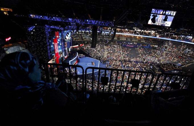 Guests (L) watch the convention from the upper deck of the arena during the first session of the Democratic National Convention in Charlotte, North Carolina, September 4, 2012. REUTERS/Jonathan Ernst (UNITED STATES - Tags: POLITICS ELECTIONS) Published: Zář. 4, 2012, 10:34 odp.