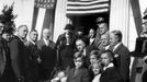 Smuteční ceremoniál na uctění památky zavražděného starosty Chicaga Antonína Čermáka u jeho hrobky na Českém národním hřbitově v Chicagu. Rok 1933