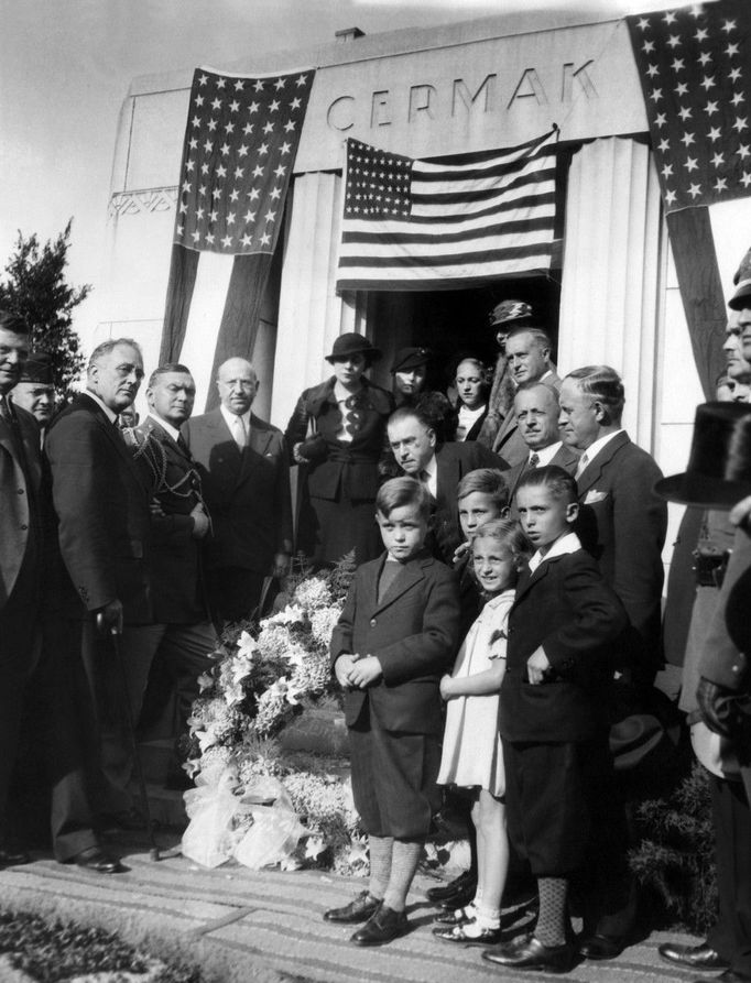 Smuteční ceremoniál na uctění památky zavražděného starosty Chicaga Antonína Čermáka u jeho hrobky na Českém národním hřbitově v Chicagu. Rok 1933