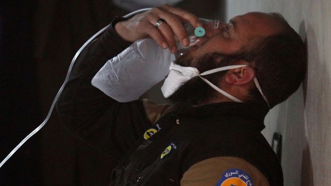 Lidé v provincii Idlíb dostávají kyslíkové masky po nedávném chemickém útoku.
