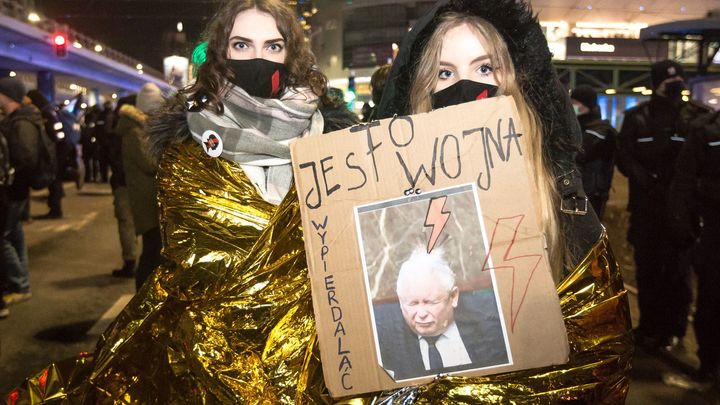Polská policie šikanuje ženy kvůli potratům. Těhotné si hledají gynekologa i v Česku