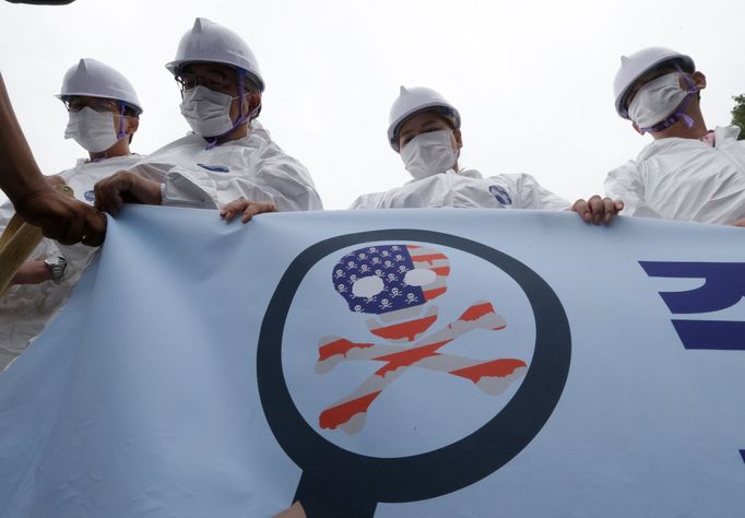 Jihokorejští demonstranti, kteří protestují proti ostré rétorice Donalda Trumpa směrem ke KLDR.