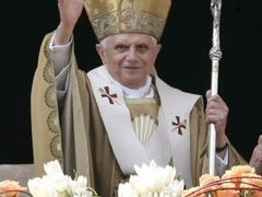 Manželství bude navždy pouze svazkem muže a ženy, tvrdí mnozí evropští politici a církevní představitelé, papež Benedikt XVI. mezi nimi.