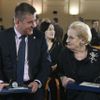 Ministr zahraničí Tomáš Petříček předal vyznamenání Madeleine Albrightové.