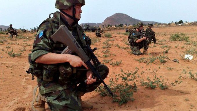 Vojáci EU měli v Čadu hlídat mír. Jenže mír není.