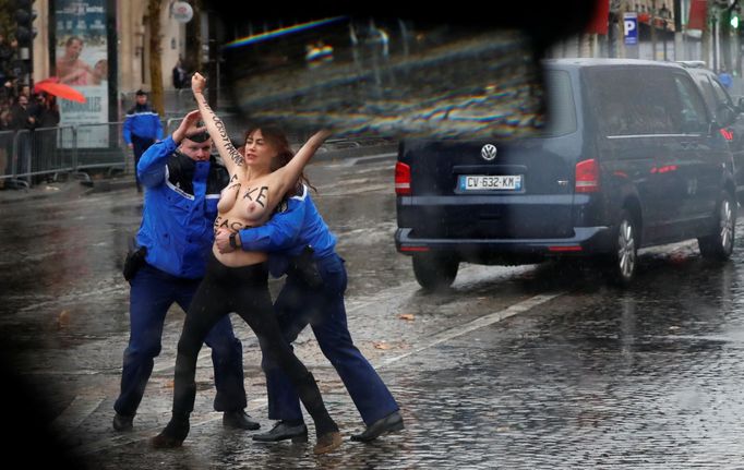 Polonahá aktivistka vběhla před vůz amerického prezidenta Donalda Trumpa.