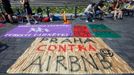 Demonstrace a happening proti masovému turismu. Protest měl formu fotbalového zápasu týmů Praha a Airbnb.