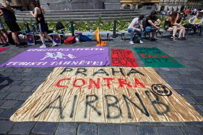 Demonstrace a happening proti masovému turismu. Protest měl formu fotbalového zápasu týmů Praha a Airbnb.