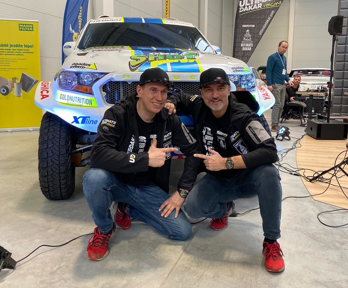 David Křípal a Tomáš Ouředníček pózují před Fordem Ranger určeným pro Rallye Dakar 2020