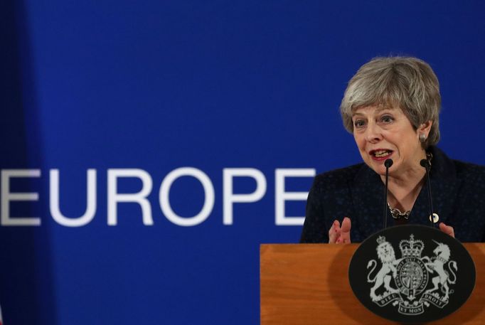 Theresa Mayová na tiskové konferenci v Bruselu.