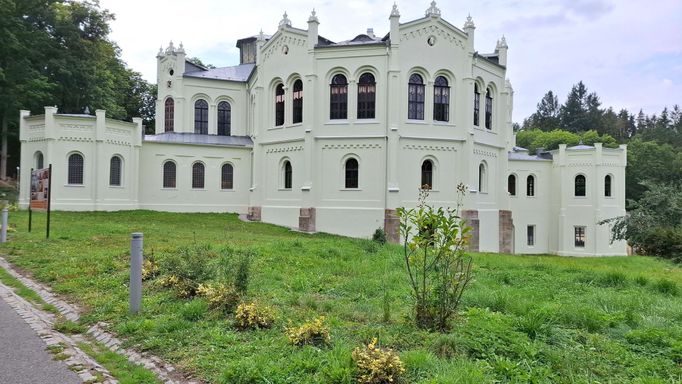 Na okraji Tachova stojí unikátní a ve střední Evropě druhá největší jízdárna, postavená ve druhé polovině 19. století hrabětem Windischgrätzem. Památkový skvost.