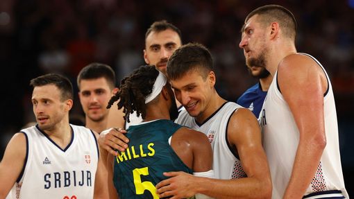 Bogdan Bogdanovič a Patty Mills po čtvrtfinále Srbsko - Austrálie na olympiádě v Paříži 2024