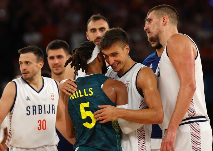 Bogdan Bogdanovič a Patty Mills po čtvrtfinále Srbsko - Austrálie na olympiádě v Paříži 2024