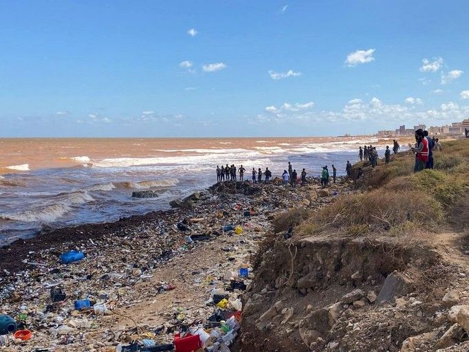 Členové záchranných týmů a libyjského Červeného půlměsíce pátrají po mrtvých tělech v moři poté, co Libyi zasáhla silná bouře a vydatné deště