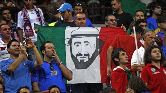 Italský fanoušek s portrétem Luciana Pavarottiho na kvalifikačním zápase Itálie - Francie.