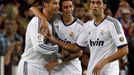 Fotbalisté Realu Madrid Cristiano Ronaldo, Ángel di María a Alváro Arbeloa (zleva) slaví gól v utkání Primera División 2012/13 proti Barceloně.