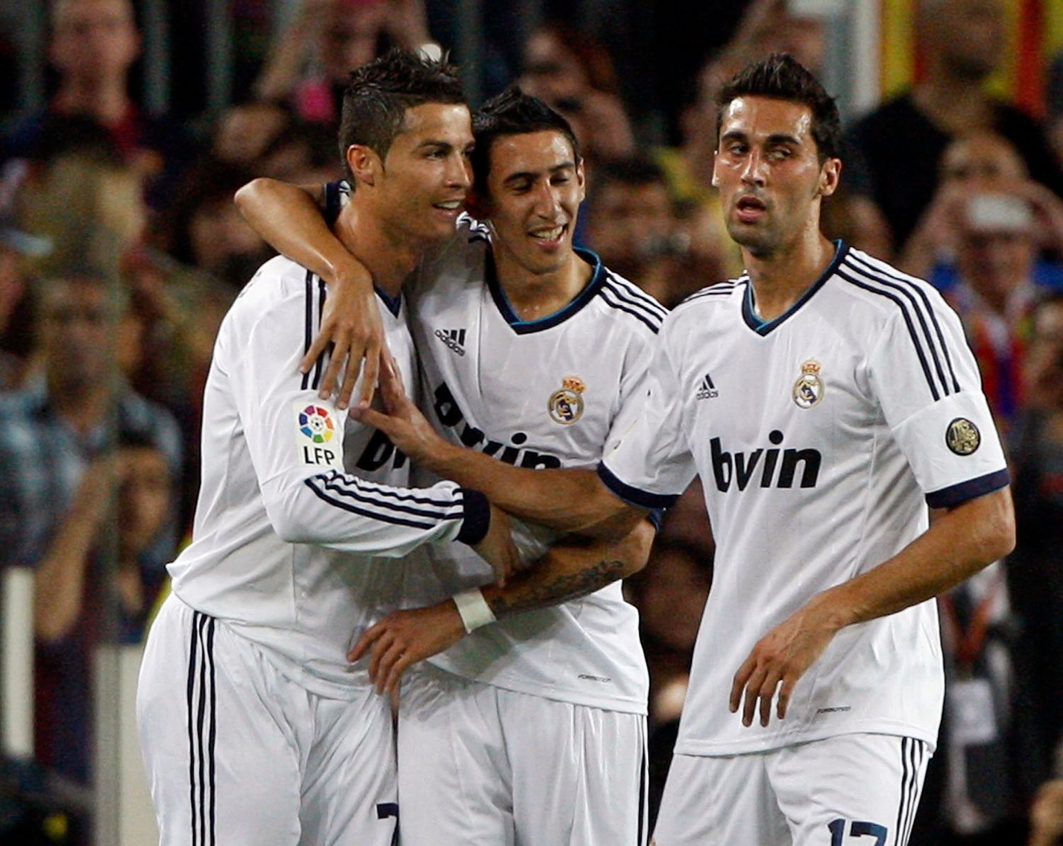 Fotbalisté Realu Madrid Cristiano Ronaldo, Ángel di María a Alváro Arbeloa (zleva) slaví gól v utkání Primera División 2012/13 proti Barceloně.