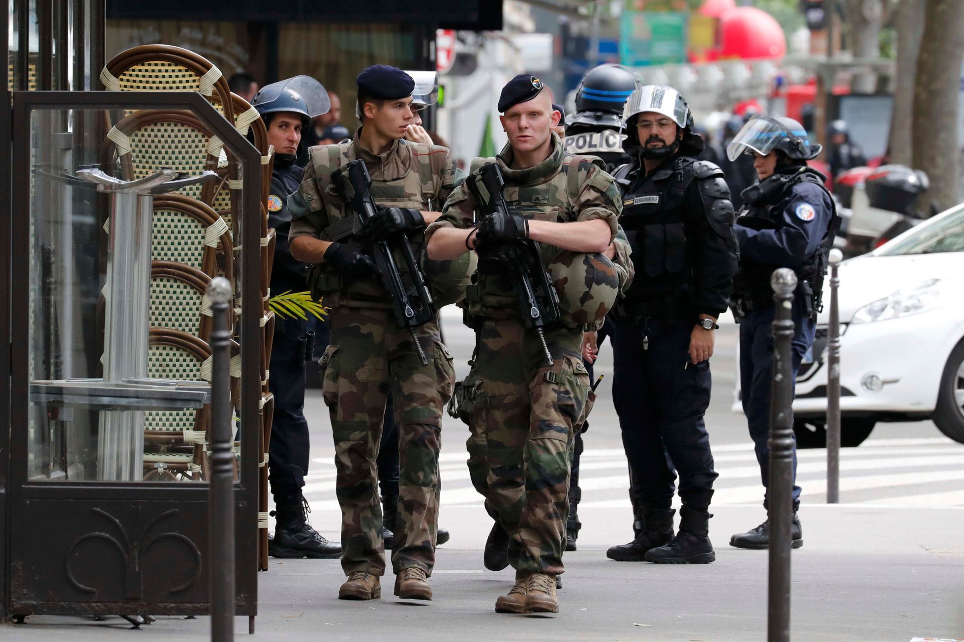 Vojáci v ulicích Paříže