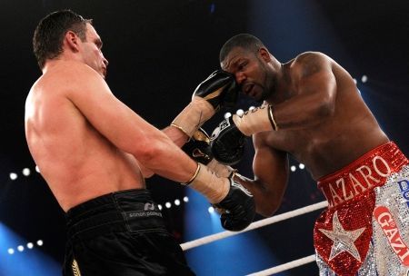 Ukrajinský boxer Vitalij Kličko obhájil titul organizace WBC, když porazil Kubánce Juana Carlose Gómeze technickým k.o.