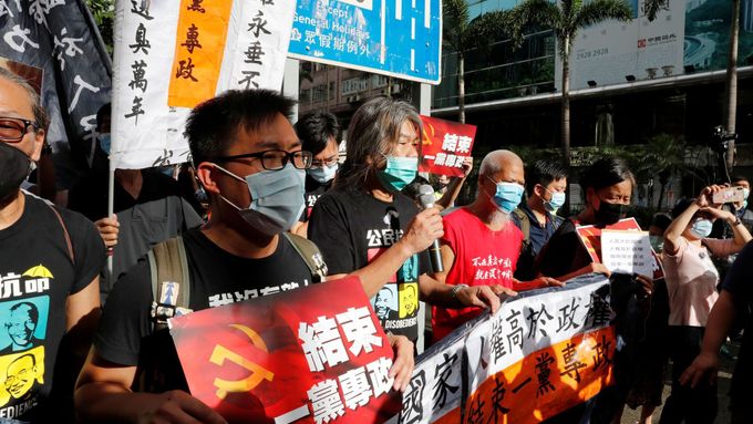 Nový národně bezpečnostní zákon dává Číně možnost potrestat opozici a demonstranty v Hongkongu. Tisíce lidí přesto protestují.