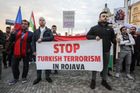 Foto: "Genocida v přímém přenosu." Lidé v Praze demonstrovali proti turecké invazi