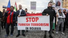 Demonstrace proti vpádu Turecku do severní Sýrie, Kurdistánu, organizuje Pirátská strana